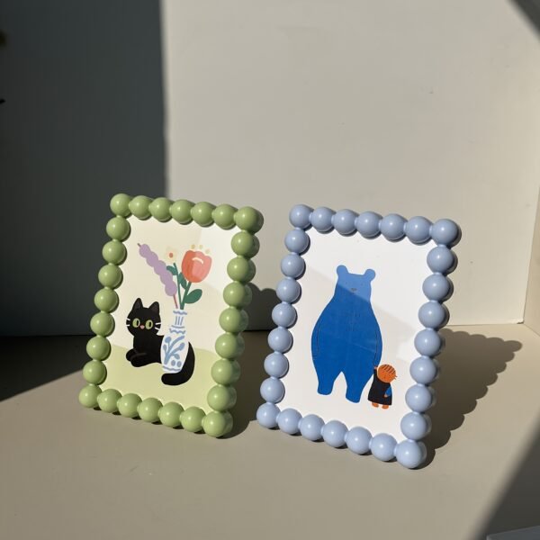 6-inch Cute Beaded Edge Plastic Photo Frame random colour